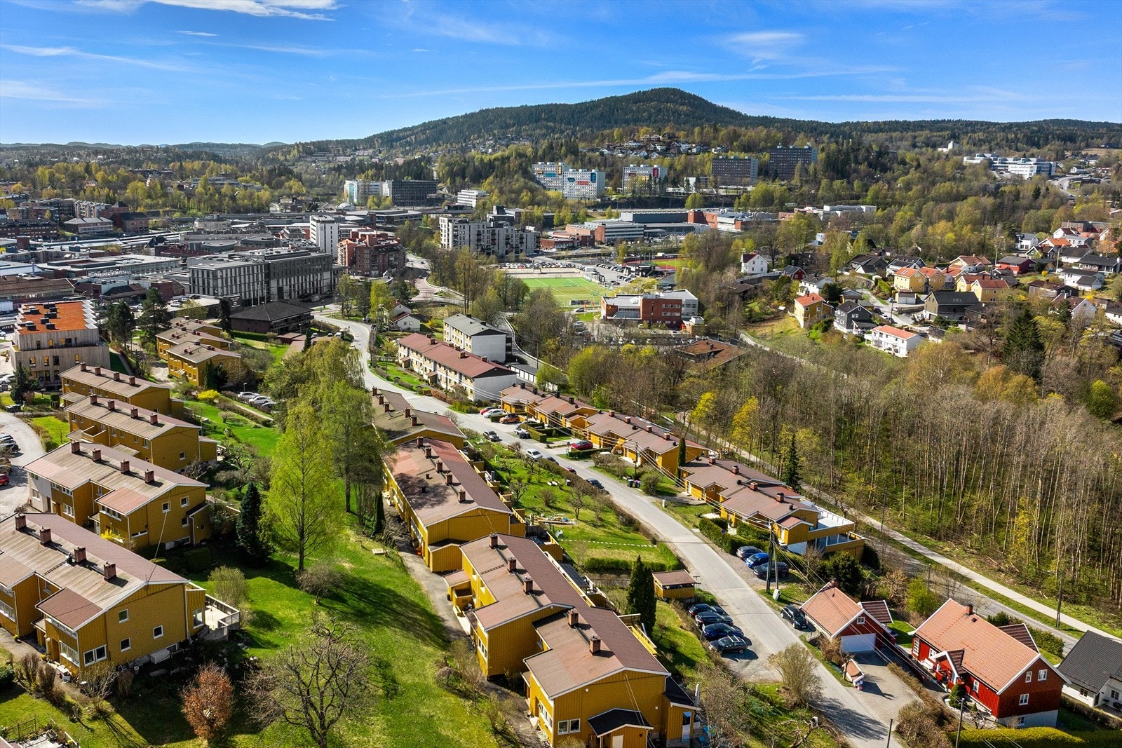 Fra Askerjordet er det gangavstand til Asker sentrum og Asker stasjon, et knutepunkt for tog, flytog og buss. Galleribilde