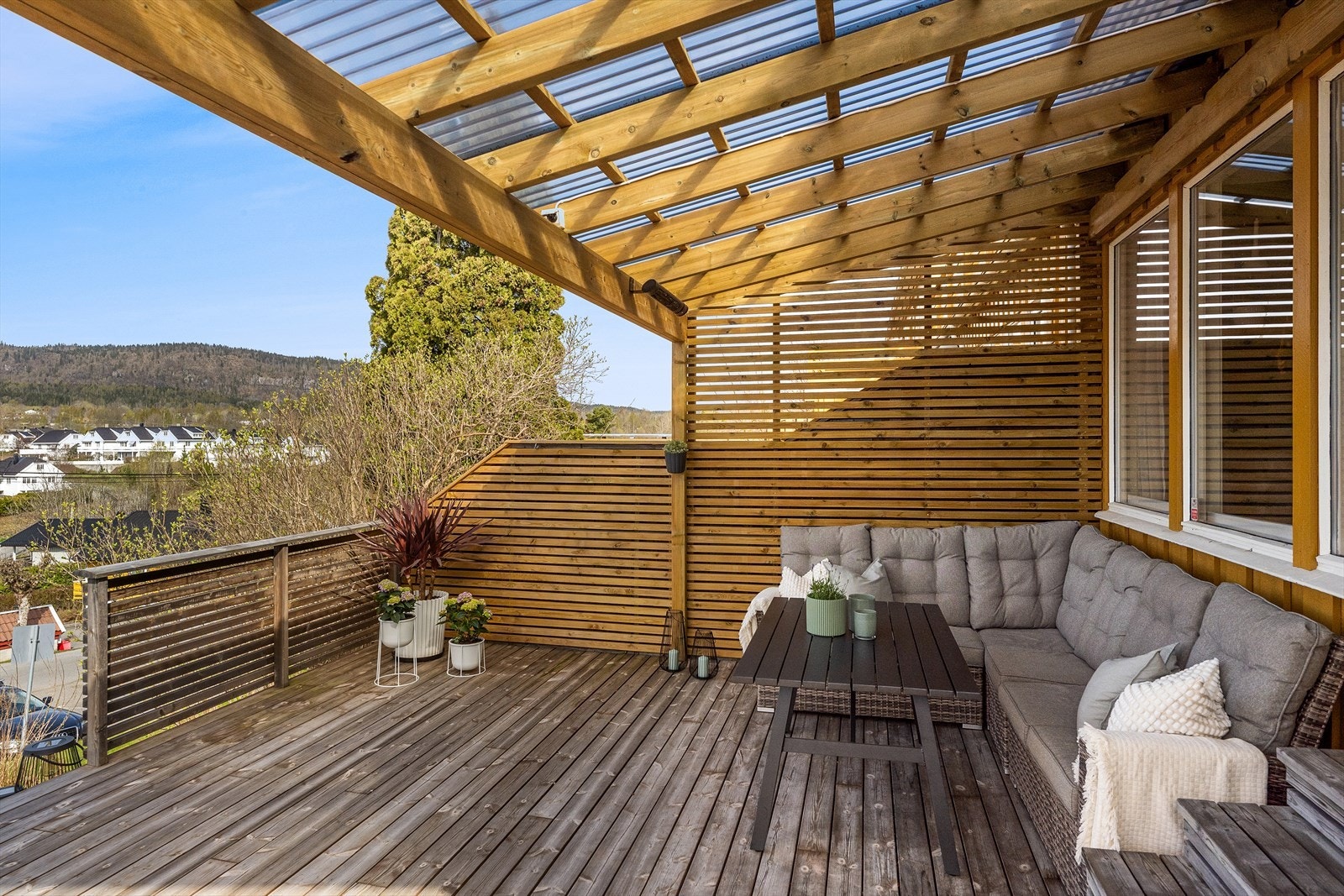 En del av terrassen er overbygd med pergola, som gir ly og forlenger utesesongen. Galleribilde