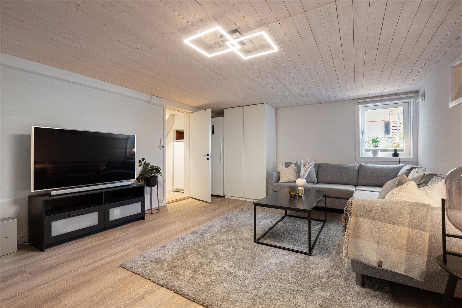 Kjellerstuen er et fleksibelt rom som kan fungere som TV-stue, lekerom eller kontor. Rommet har varmekabler i gulvet. Galleribilde