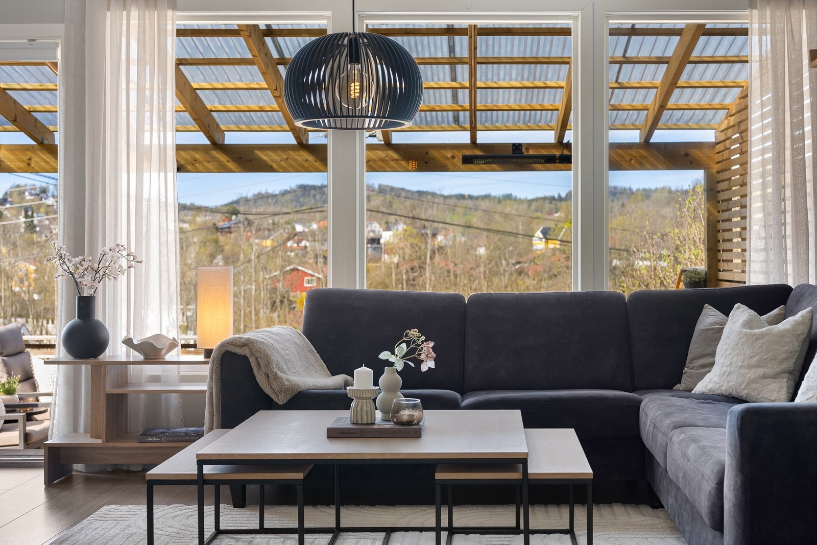 Utsikt fra stuen mot terrassen og nærområdet. Galleribilde
