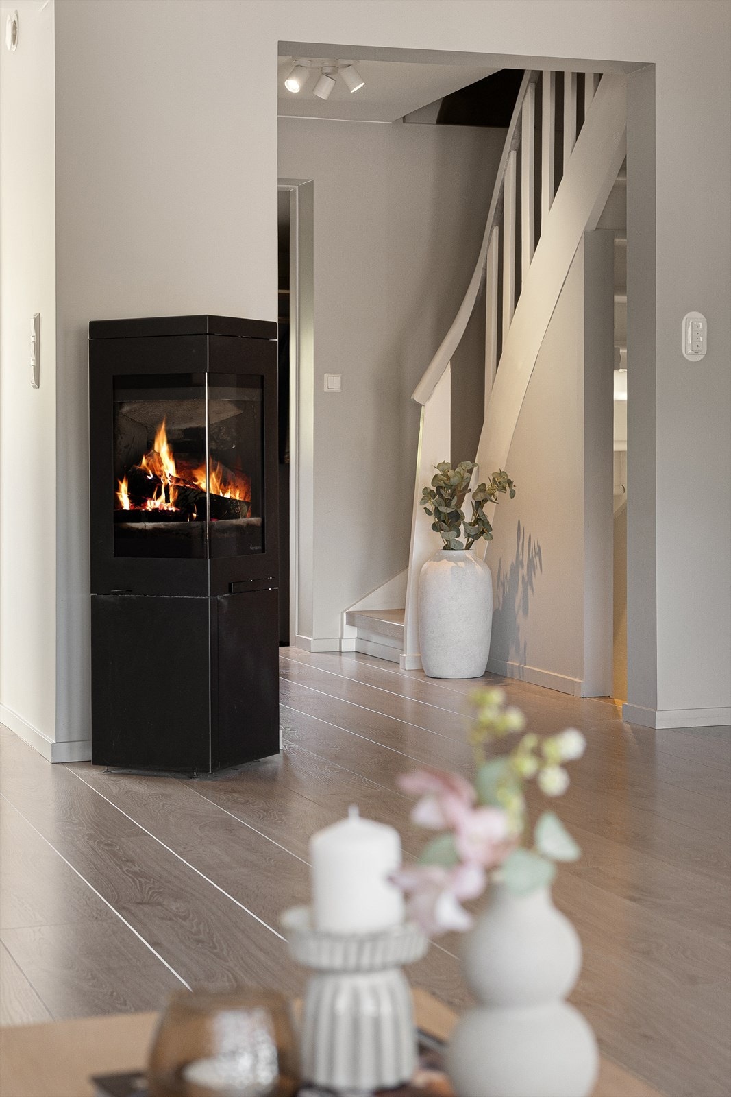Peisovnen med glassdør er et sentralt element i stuen, og gir en lun atmosfære. Galleribilde