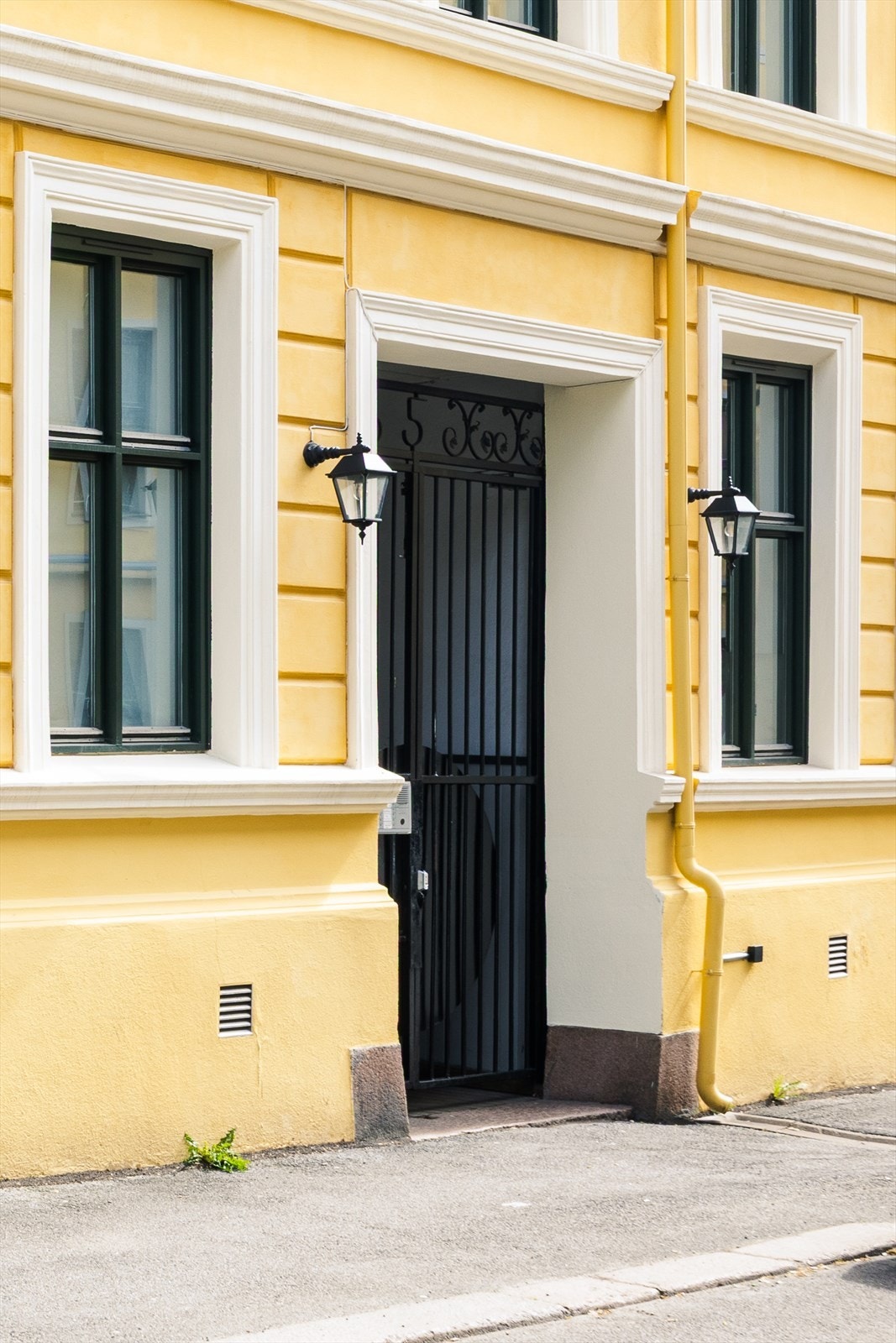 Inngangsparti i klassisk bygård med rehabilitert fasade Galleribilde