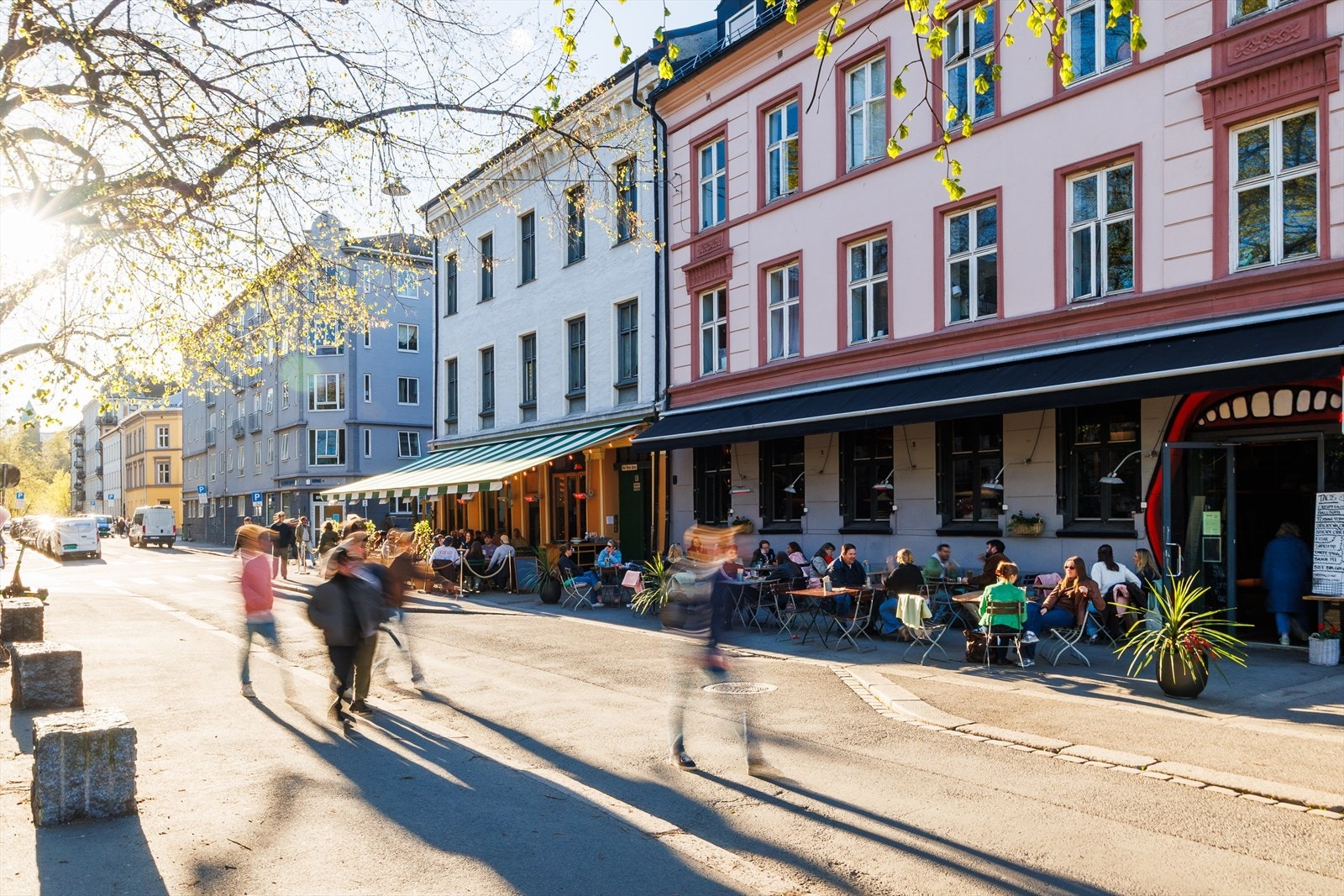 Nærområdet byr på et rikt utvalg av kafeer, restauranter og byliv Galleribilde
