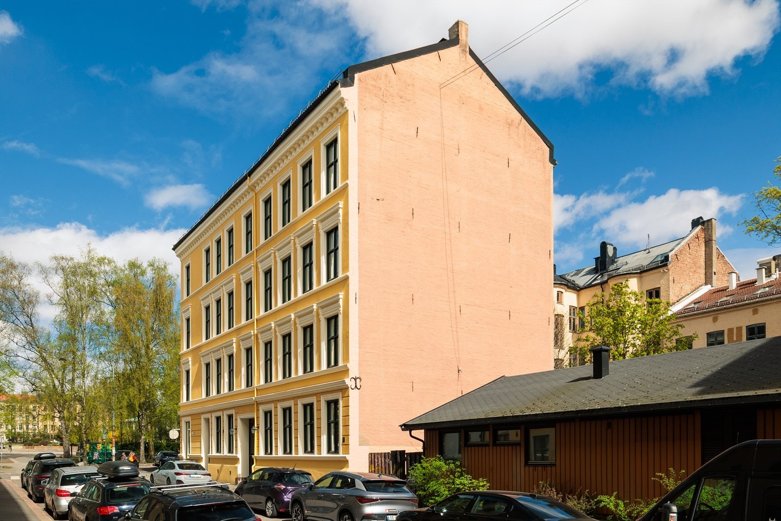 Bygården ligger i en rolig, envegskjørt gate sentralt på Grünerløkka Galleribilde