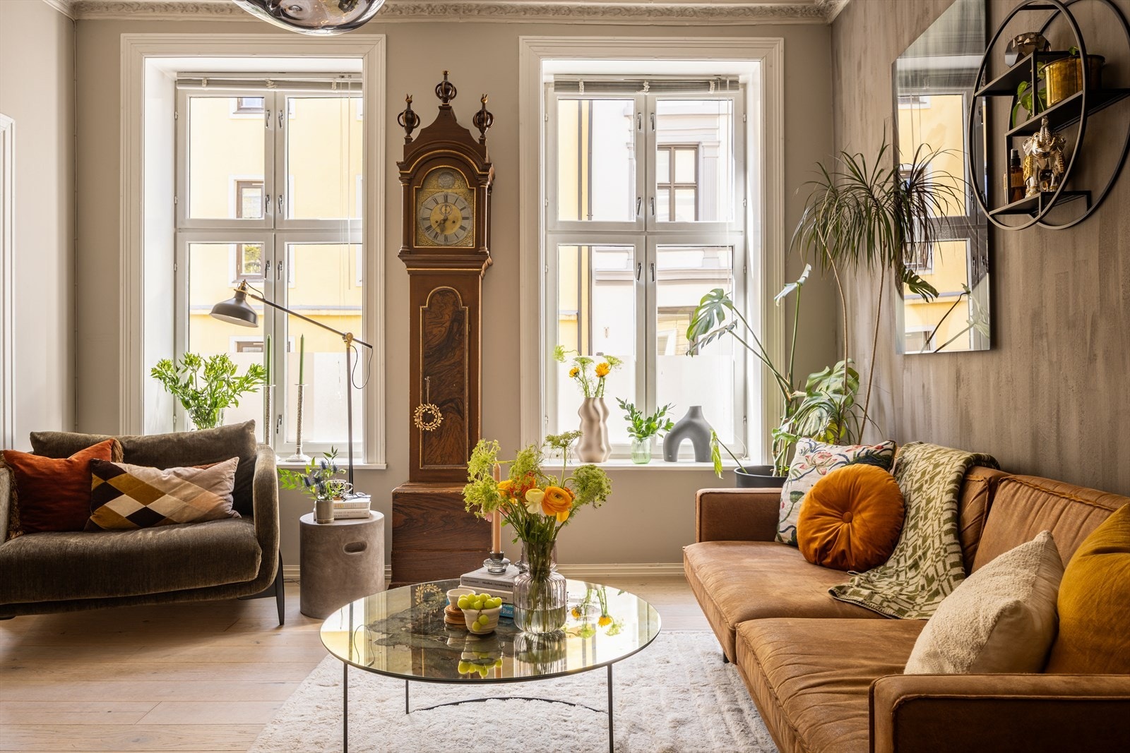 Stuen har en lun atmosfære med klassiske detaljer og god plass til sosial møblering Galleribilde