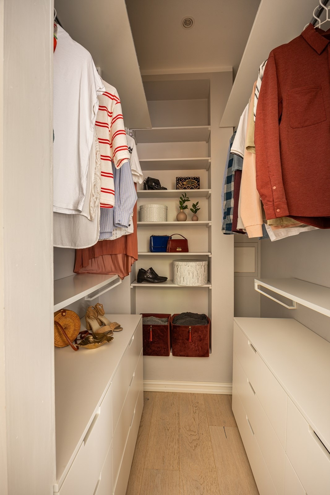 Walk-in closet gir ekstra oppbevaringsmuligheter i tilknytning til soveromsavdelingen Galleribilde