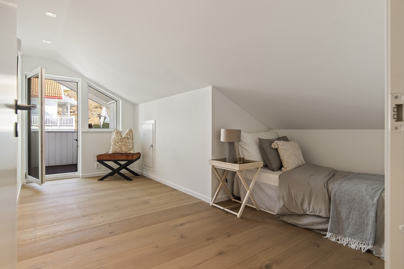 Et lyst og funksjonelt soverom med fleksible bruksmuligheter, også her er det utgang til vestvendt balkong. Galleribilde