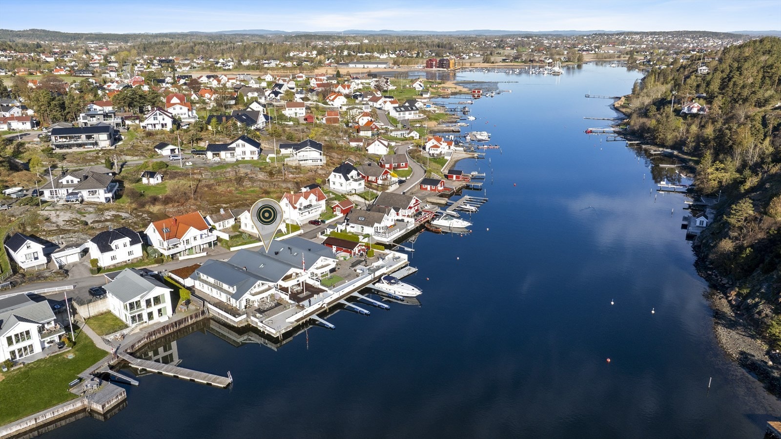 Kyststien går rett forbi eiendommen, og sammen med gode forhold for båtliv, brygge og båtplass, gir dette en ettertraktet maritim livsstil Galleribilde