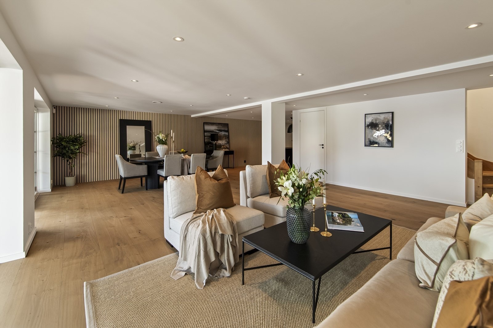 Rommet har gode møbleringsmuligheter, med plass til både spisebord og sofagruppe Galleribilde