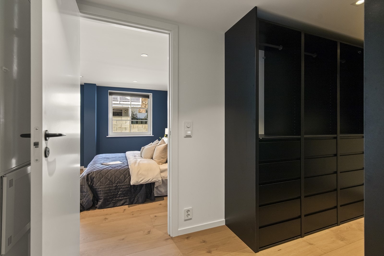Fra soverommet er det direkte adkomst til et romslig og praktisk walk-in closet som gir god oversikt og enkel organisering Galleribilde