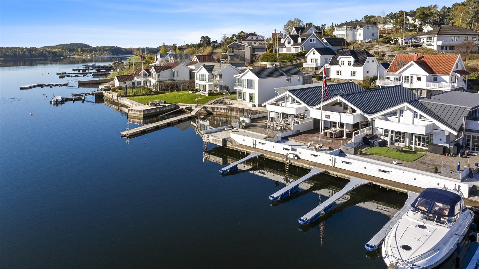 Eiendommen ligger fantastisk til i første rekke og byr på unike muligheter for bading, fiske fra egen terrasse og båtplass ved brygge på 9 meter. Galleribilde
