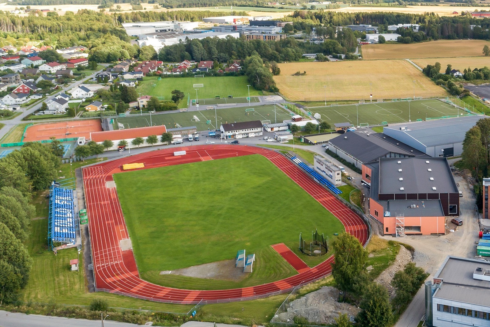 Her finner du også Ski idrettspark som byr på bl.a. kunstgressbaner, gressbaner, friidrettsbane, tennishall, utendørs tennisbaner, ishall, håndballhaller og klubbhus. Galleribilde