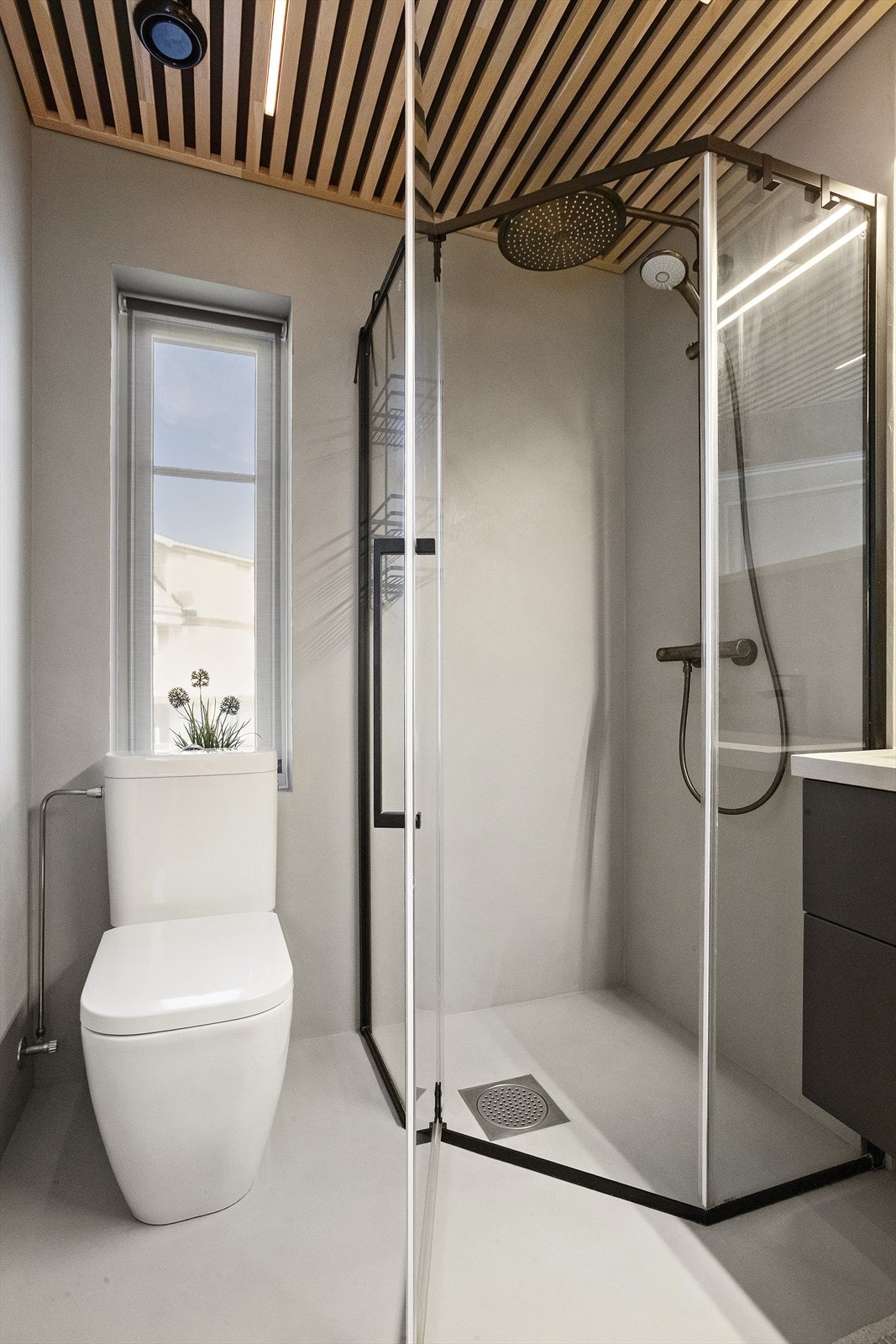 Toalett og dusjnisje med glassdører. Badet har mekanisk avtrekk. Galleribilde