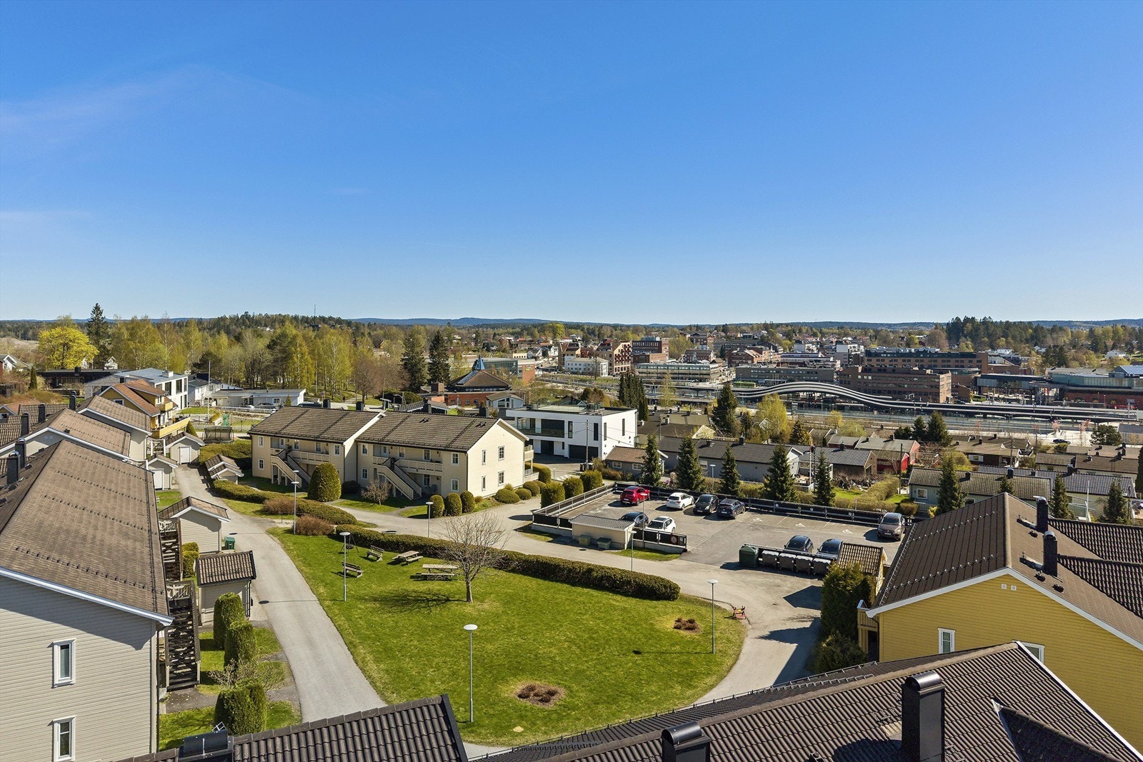 Boligen ligger sentralt til med kort gangavstand til Follobanen og alt av servicetilbud i Ski sentrum. Galleribilde