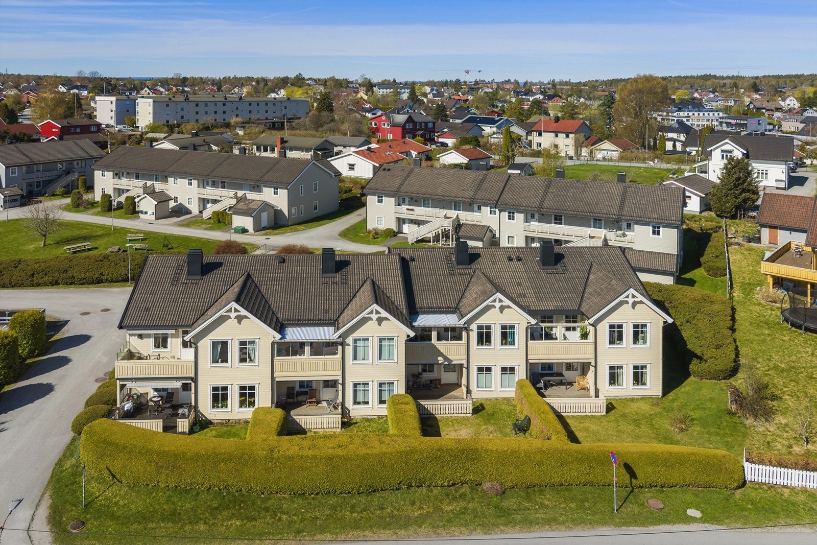 Leiligheten ligger i Bjerkelunden Boligsameie, et meget ryddig sameie i et veletablert og rolig nabolag. Galleribilde