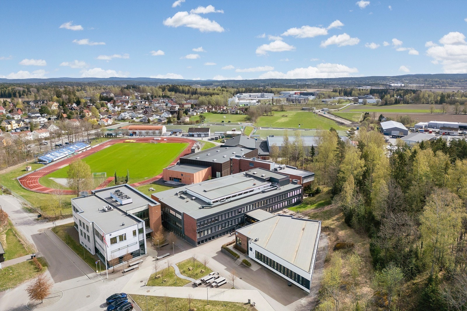 Ski videregående skole ligger kun en kort sykkeltur unna. Galleribilde