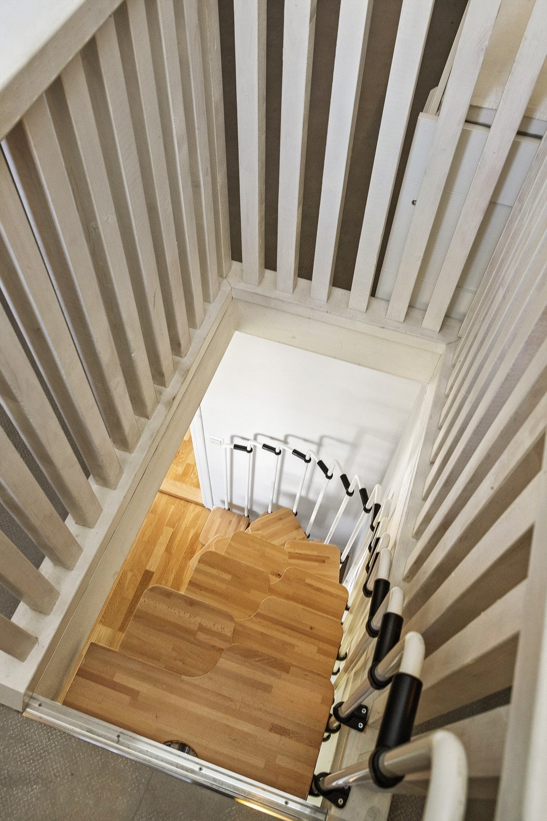 Spiraltrappen er en arealeffektiv løsning som forbinder de to planene sammen. Galleribilde
