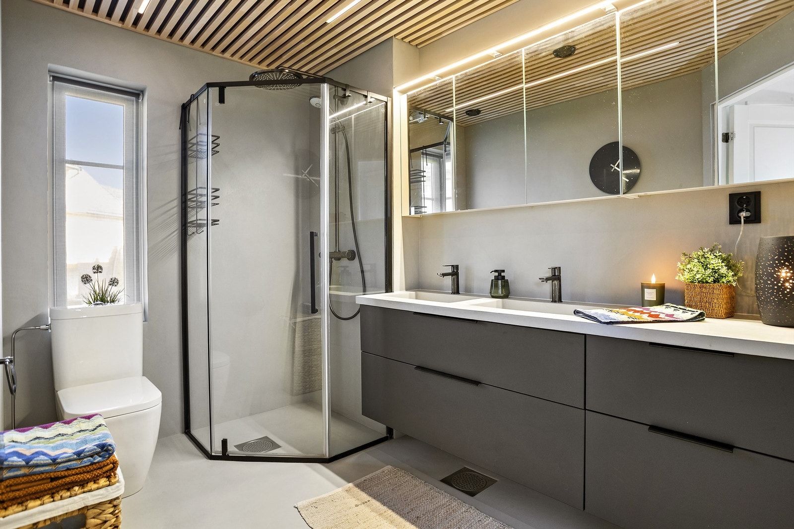 Badet ble oppgradert i 2022 med overflater i mikrosement og spilehimling med integrert belysning. Galleribilde