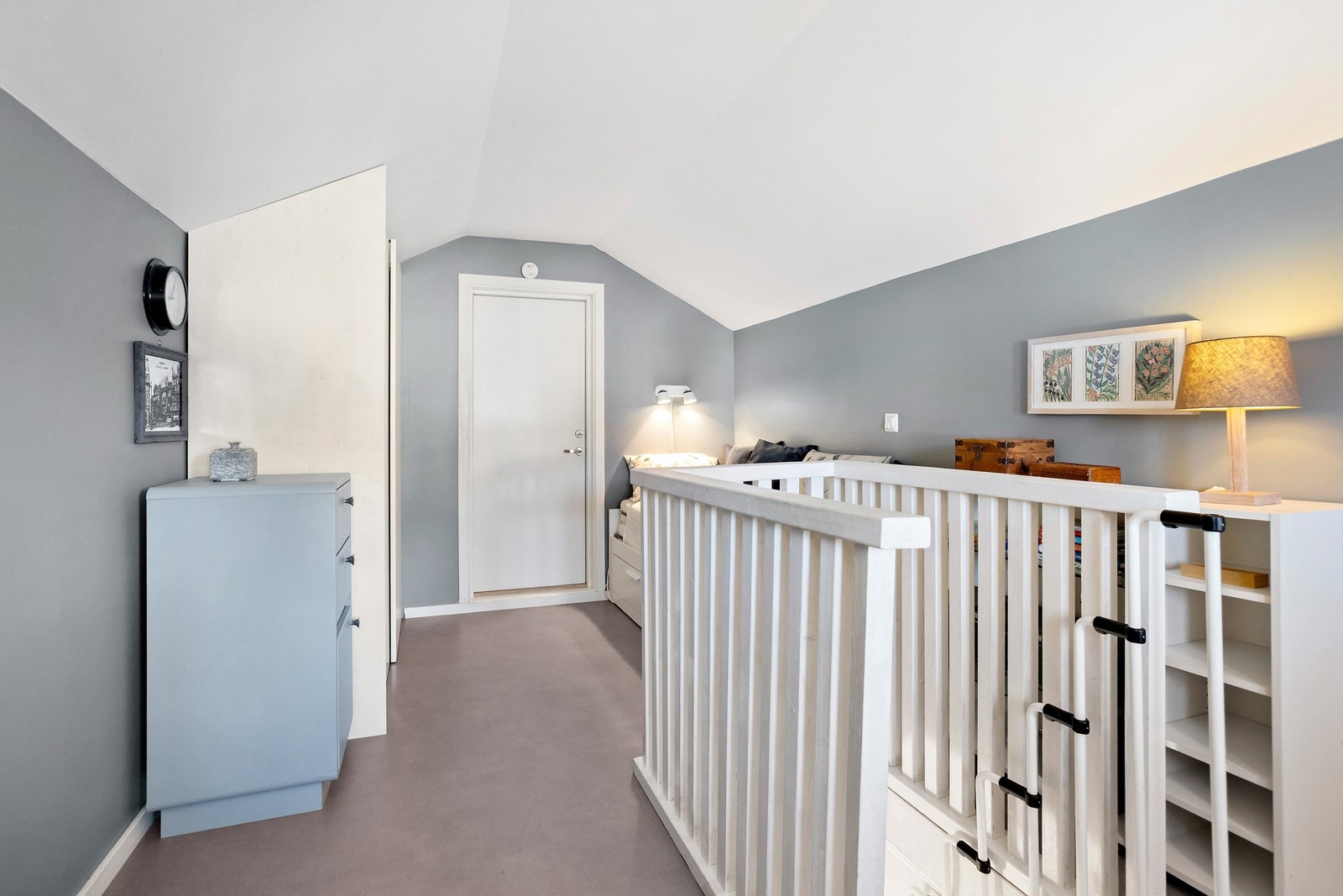 Rommet har skyvedørsgarderobe med 1,50 m bredde. (Etasjen er ikke byggemeldt hos kommunen, men er godkjent av sameiet.) Galleribilde