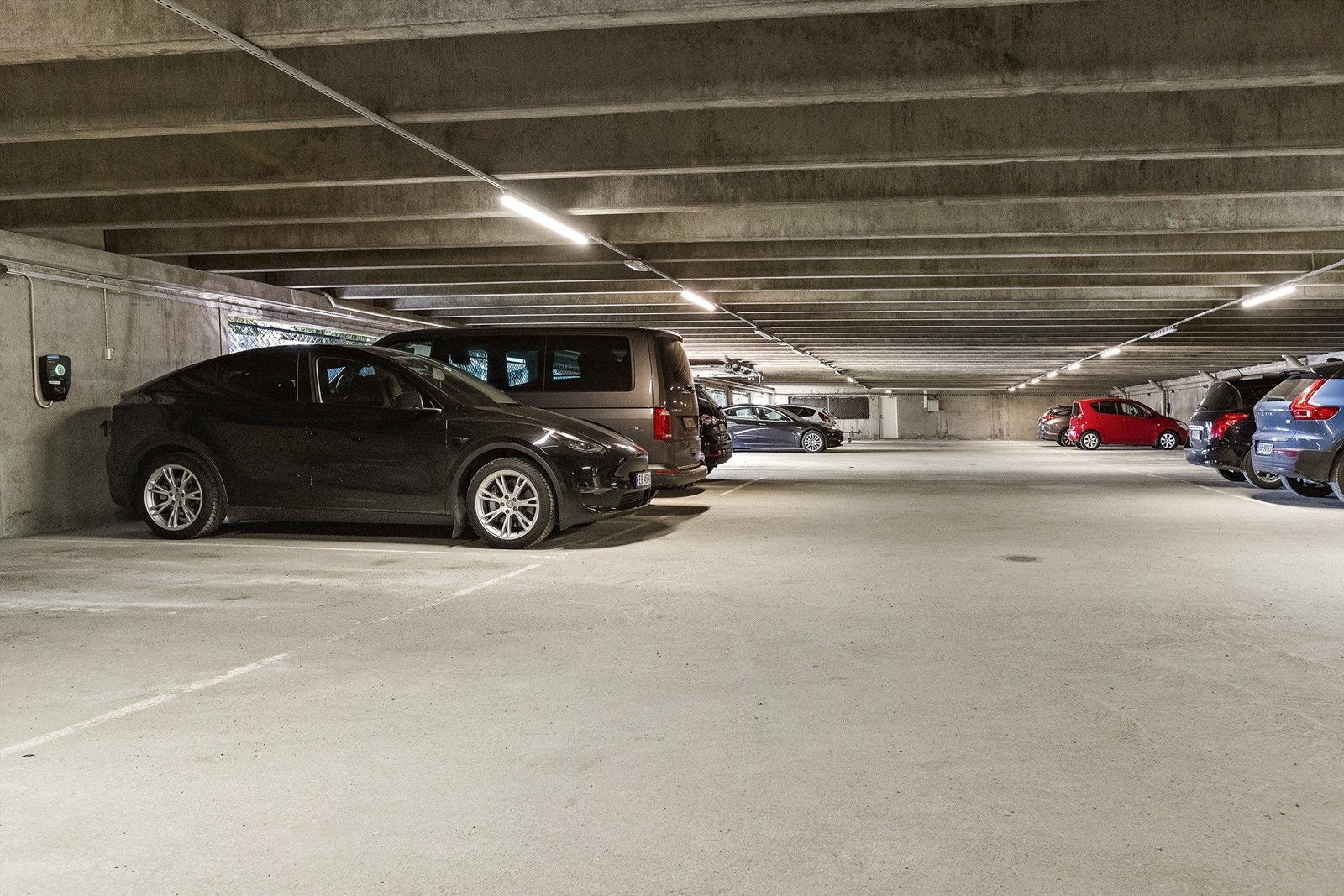 Det medfølger en fast parkeringsplass i felles garasjeanlegg, utstyrt med elbillader. Galleribilde