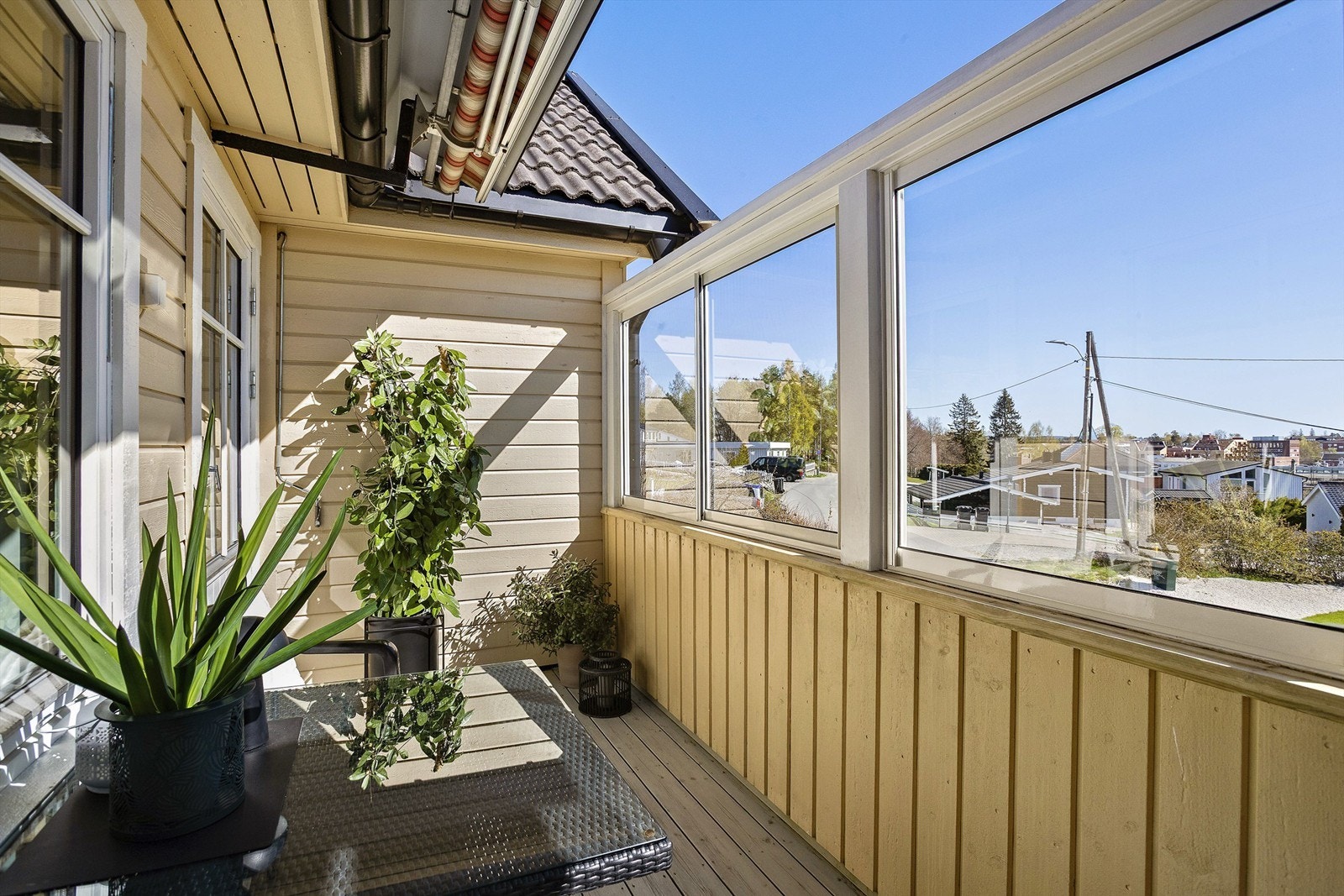 Balkongen er utstyrt med markise for solskjerming. Galleribilde