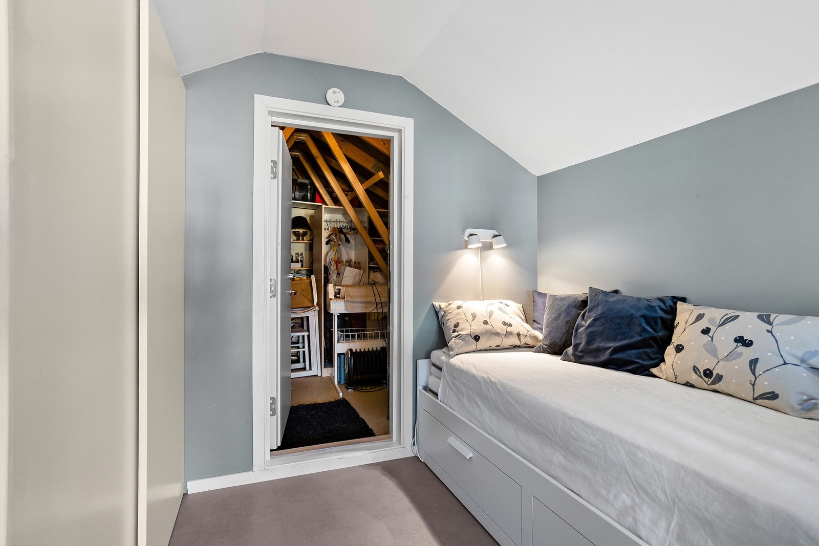 Fra loftstuen er det tilgang til kaldtloft med verdifull lagringsplass. (Etasjen er ikke byggemeldt hos kommunen, men er godkjent av sameiet.) Galleribilde
