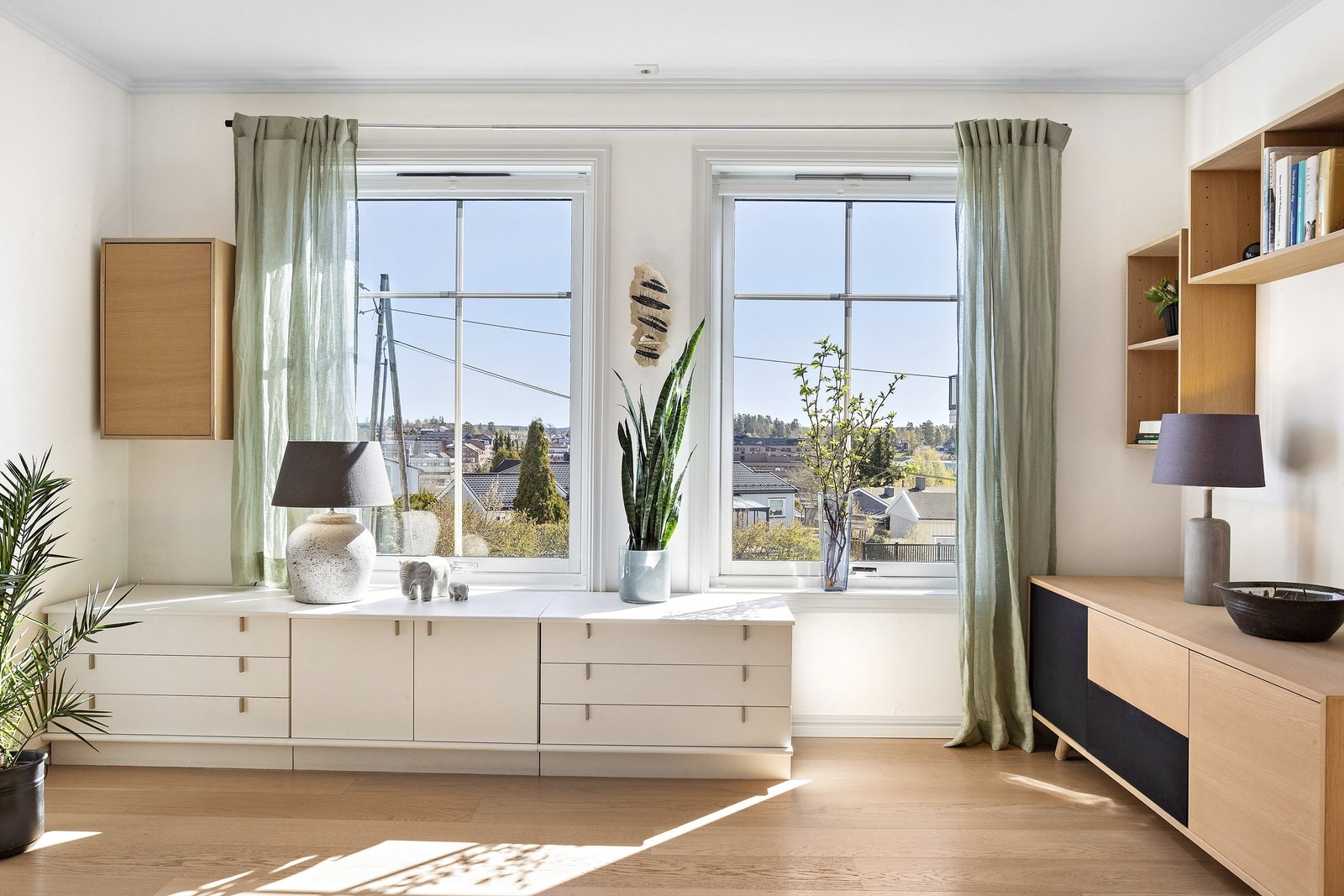 Flere, store vindusflater slipper inn rikelig med dagslys. Galleribilde