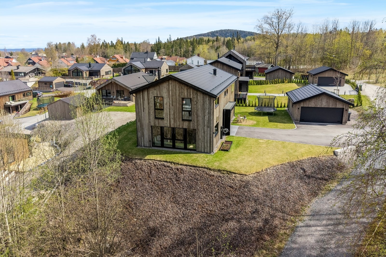 Boligen ligger i et nyere boligfelt på Finnsrud, med kort vei til Asker sentrum. Rett utenfor døren har du marka, turstier og preparerte skiløyper vinterstid. Galleribilde