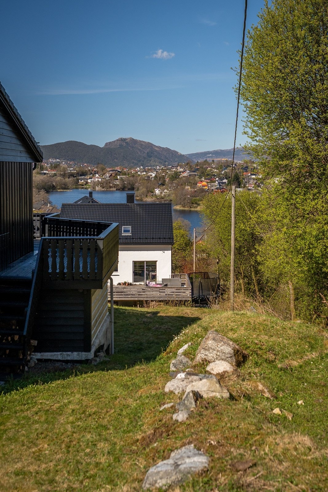 Altanen har også egen adkomst fra hagen/plattingen Galleribilde