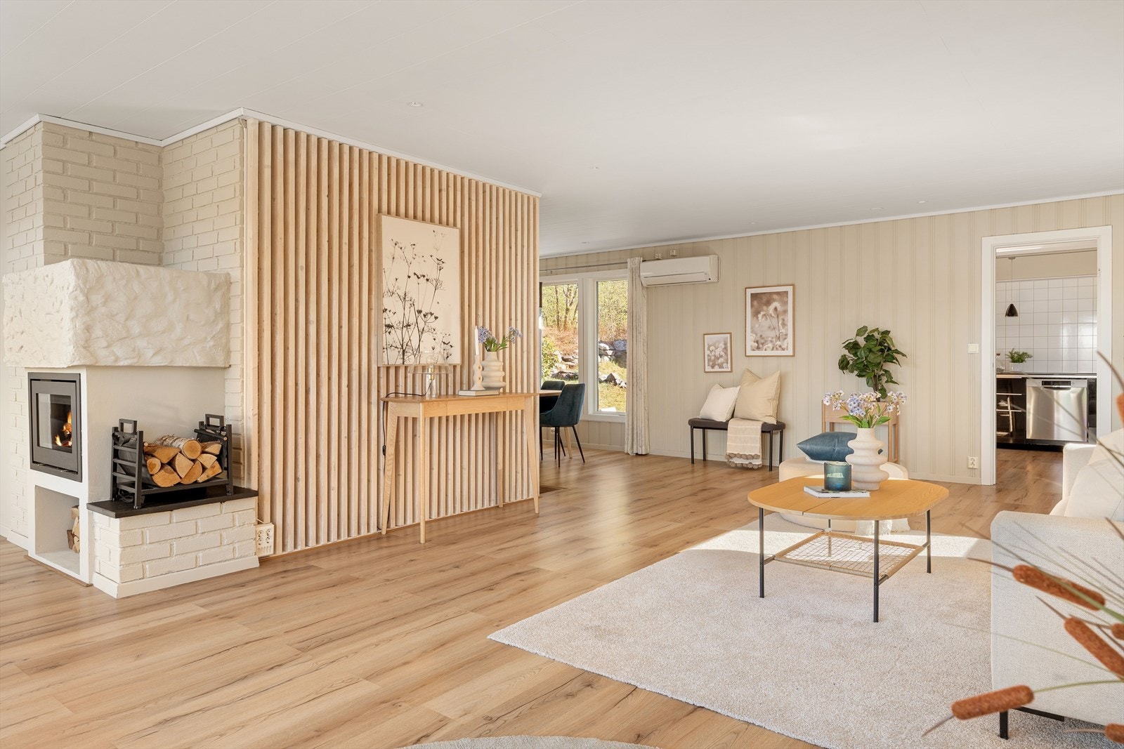 Vedovn i stue fra 2022 i tillegg til varmepumpe i spisestuen Galleribilde