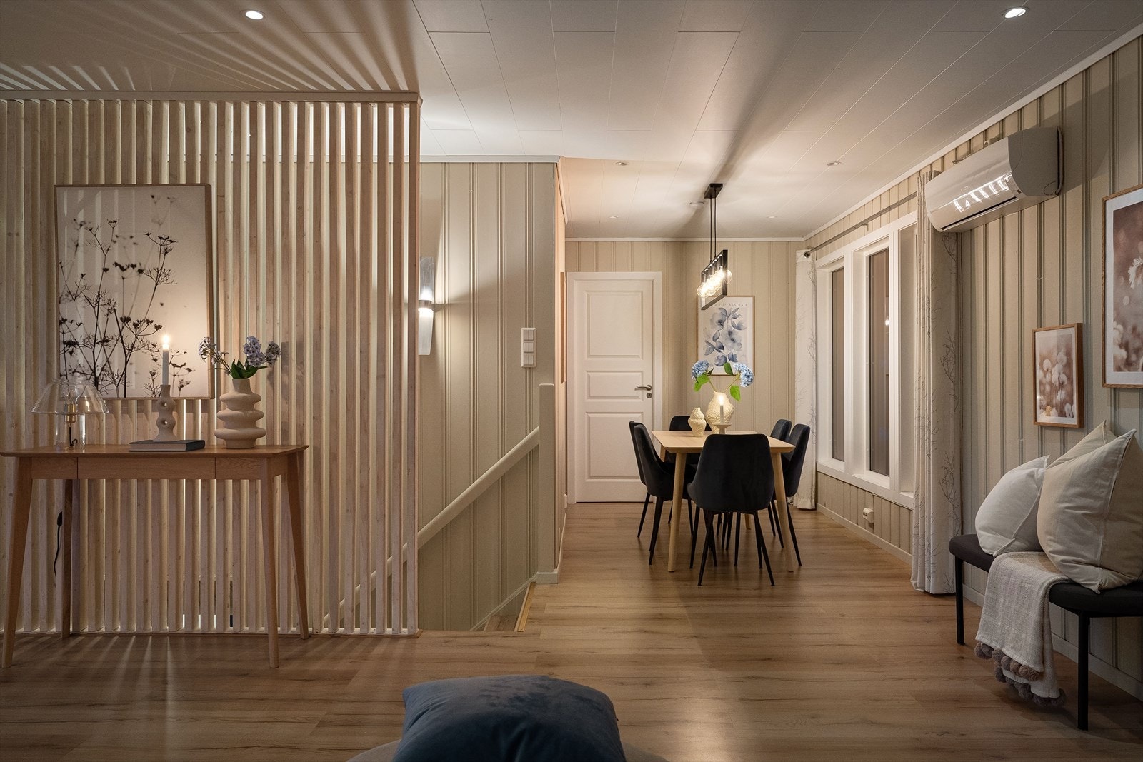 I stuen er det god plass til innredning med spisebord - plass til hele familien Galleribilde