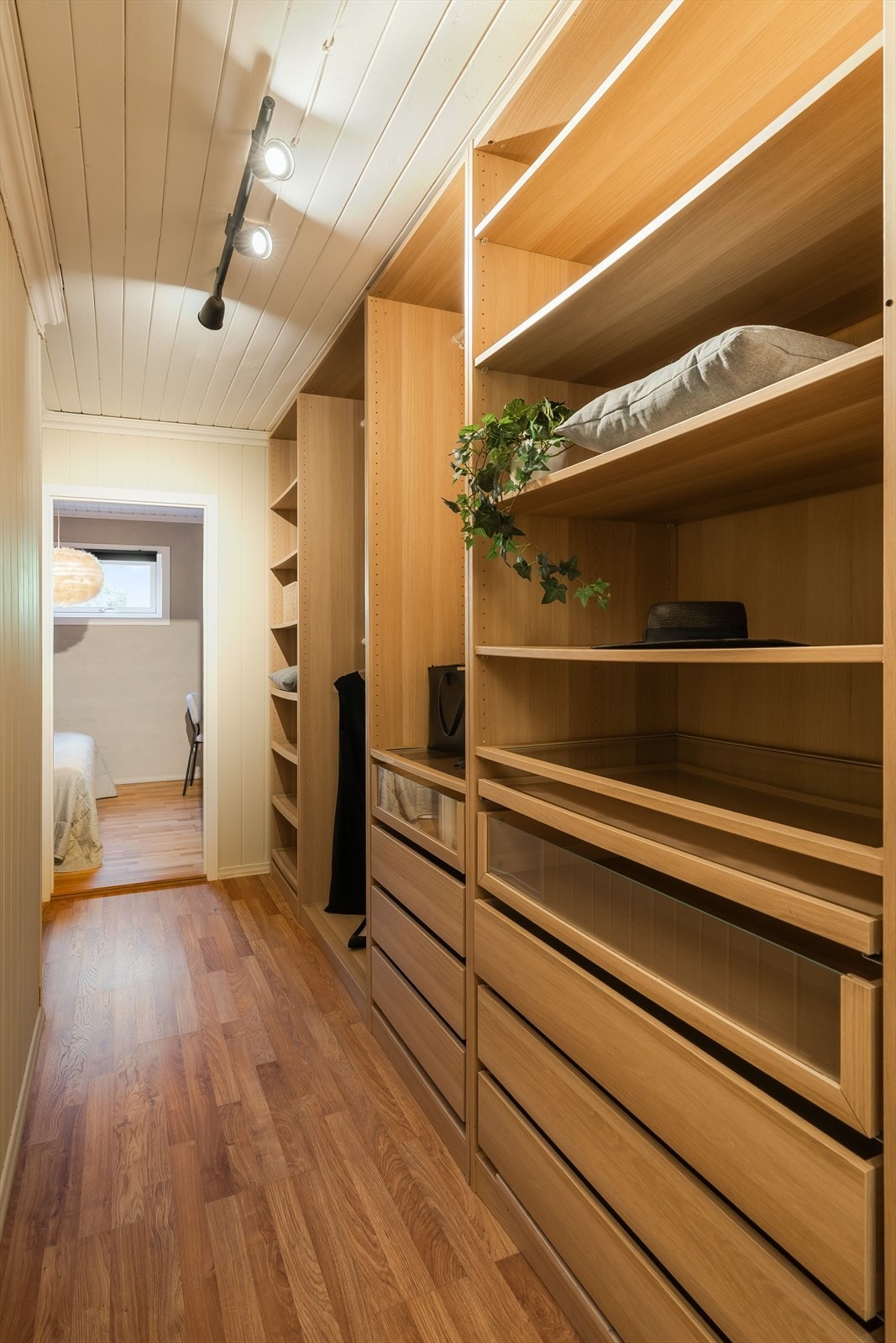 Gang med adkomst til soverommet flott innredet som en stor walk-in garderobe Galleribilde