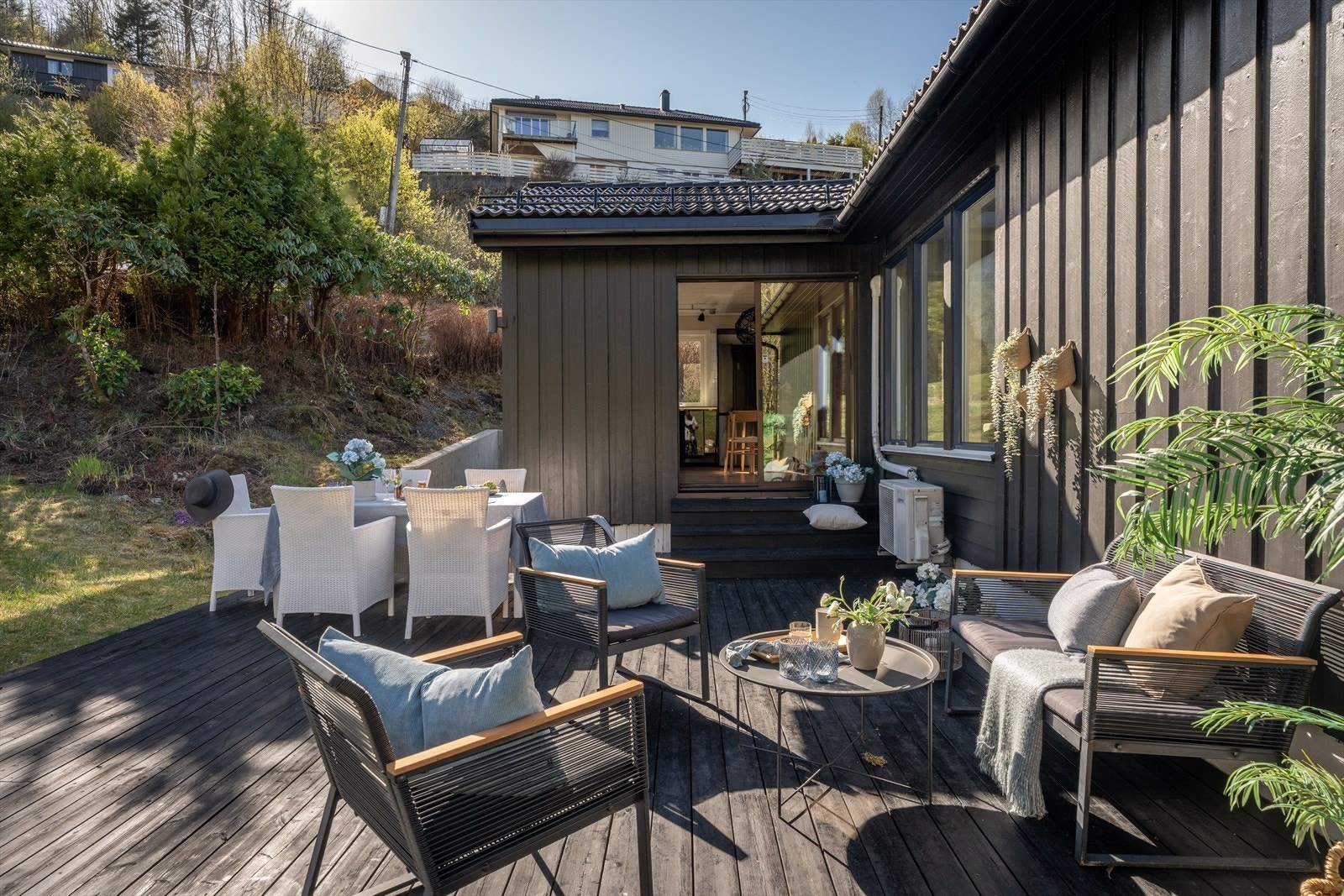 God plass til innredning av flere sittegrupper Galleribilde