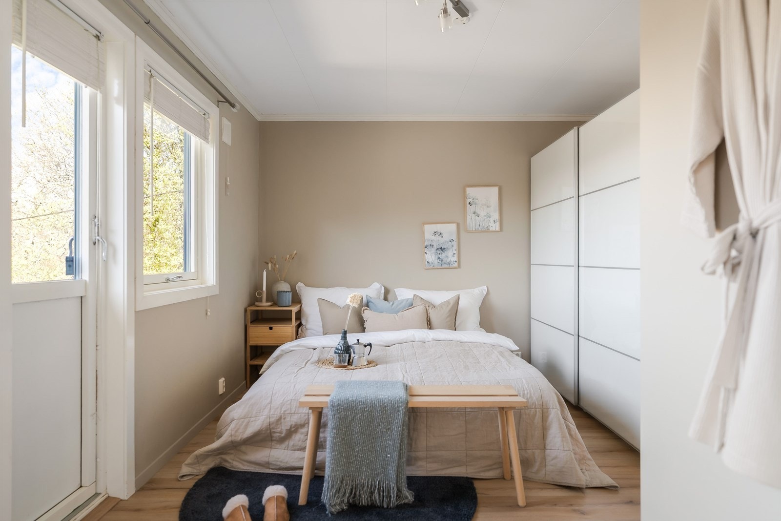 Soverommet er innredet med skyvedørsgarderobe og her adkomst til en herlig altan Galleribilde