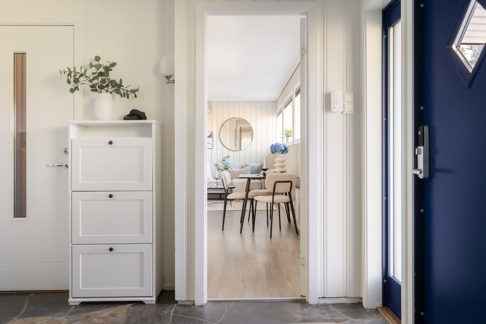 Fra entreen er det adkomst til hoveddel og utleiedel (ikke godkjent) Galleribilde