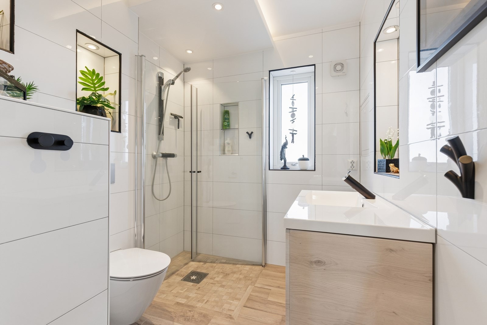Badet i denne delen av hytta har en veldig pen utførsel med downlights i dusjen og innfelte lys over dusjen. Galleribilde