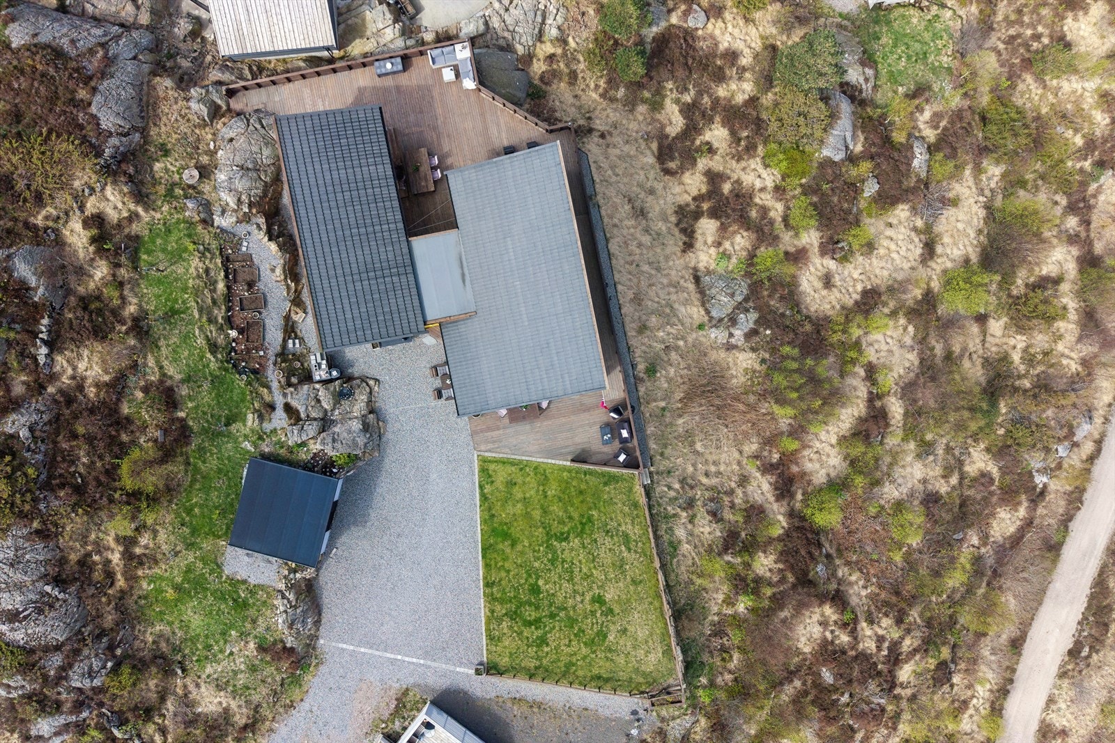 Hytta har en tomt på litt over 800 kvm og uteområdene består av gruslagt gårdsplass, plen og 118 kvm med terrasse. Galleribilde