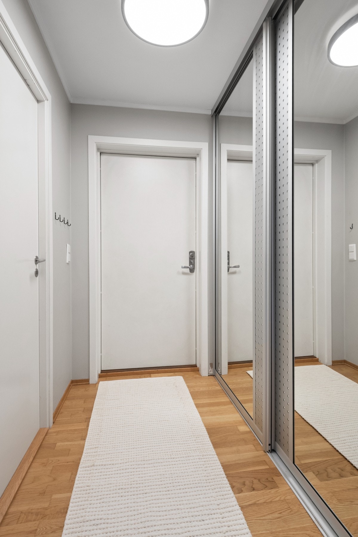 Entreen har en stor skyvedørsgarderobe Galleribilde