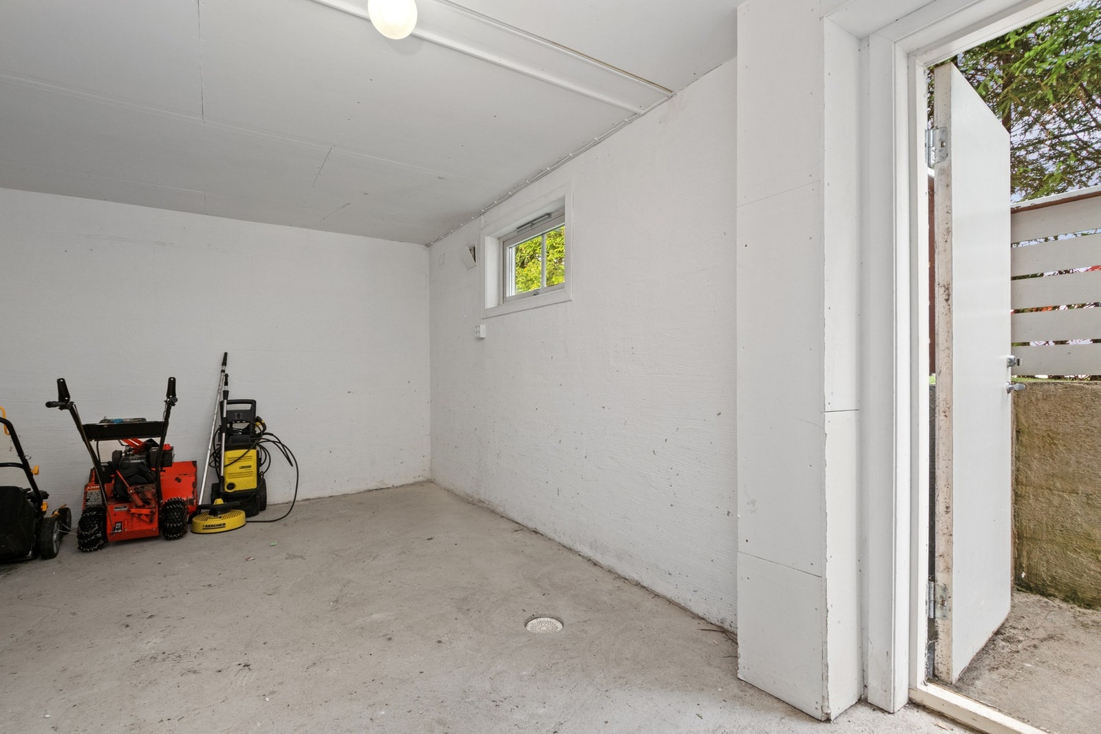 Rikelig med ekstra lagringsplass finnes i tre kjellerrom og i en bod tilknyttet entreen Galleribilde