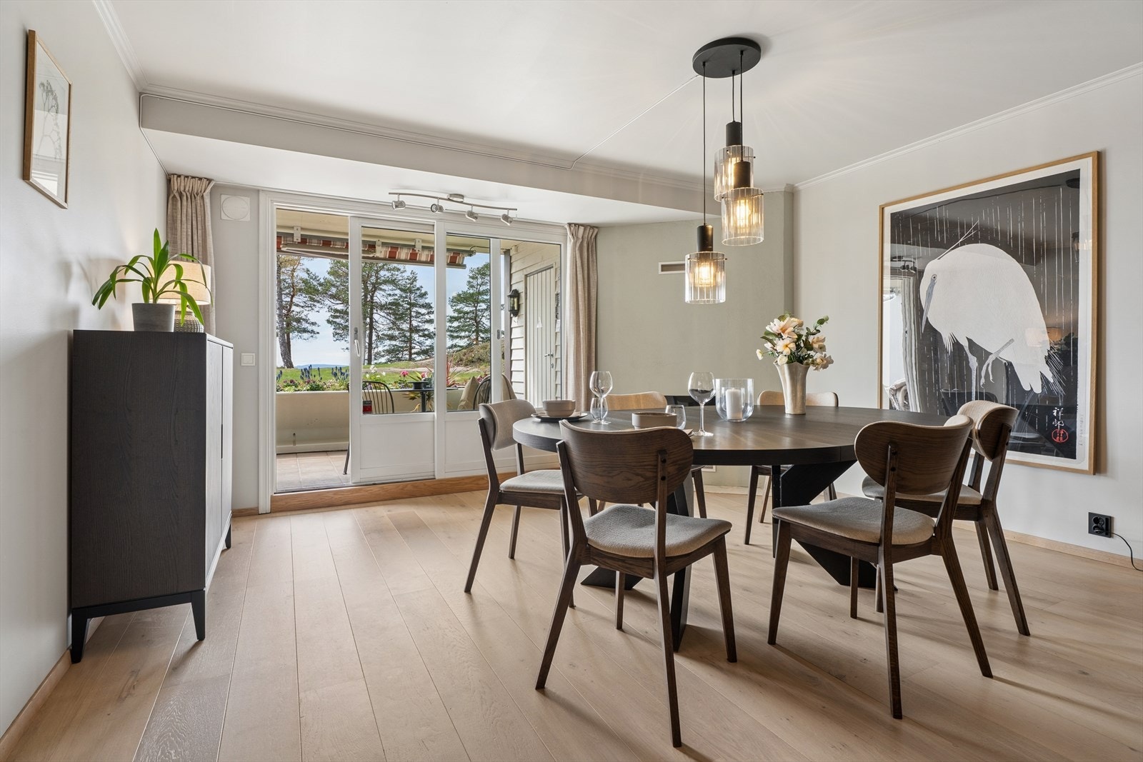 Fra stuen er det utgang til vestvendt terrasse. Galleribilde