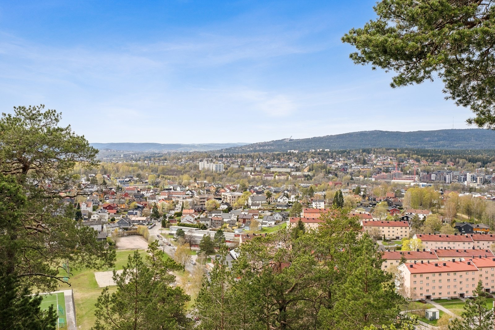 Her får du en vidstrakt utsikt som strekker seg opp mot Holmenkollen. Galleribilde