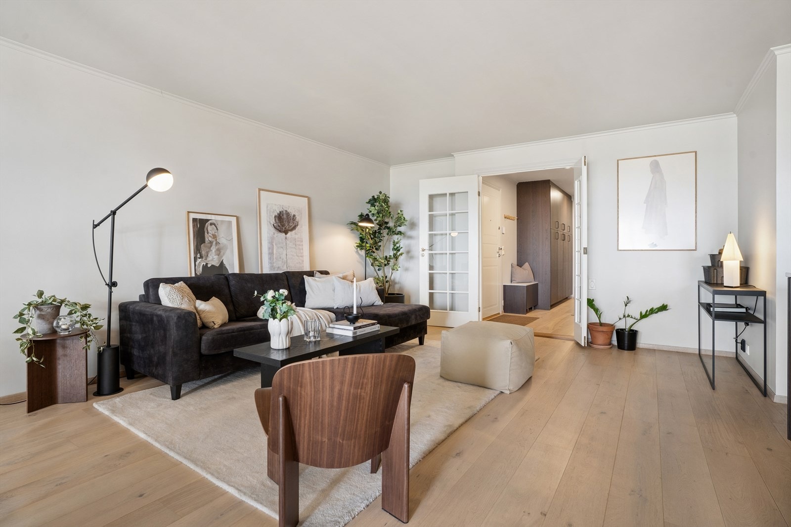 Stuen er luftig og velinnredet med pent tregulv og hvitmalte veggflater. Galleribilde