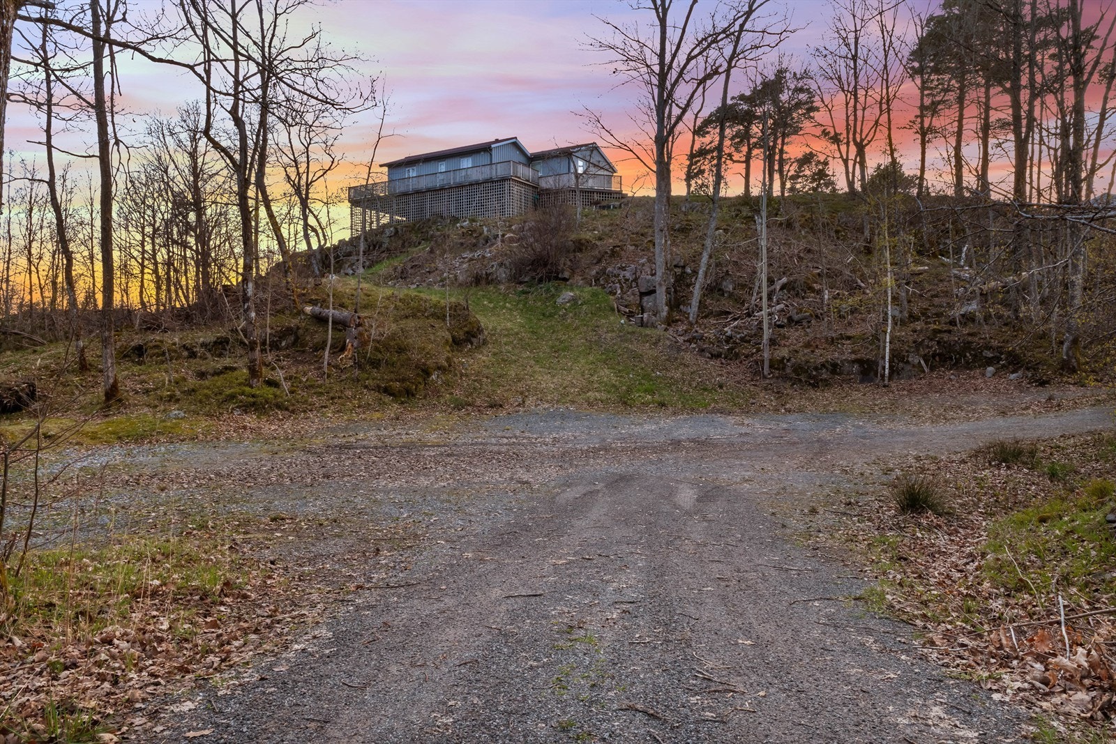 Stor felles parkeringsplass med kort gangavstand fra eiendommen. Galleribilde
