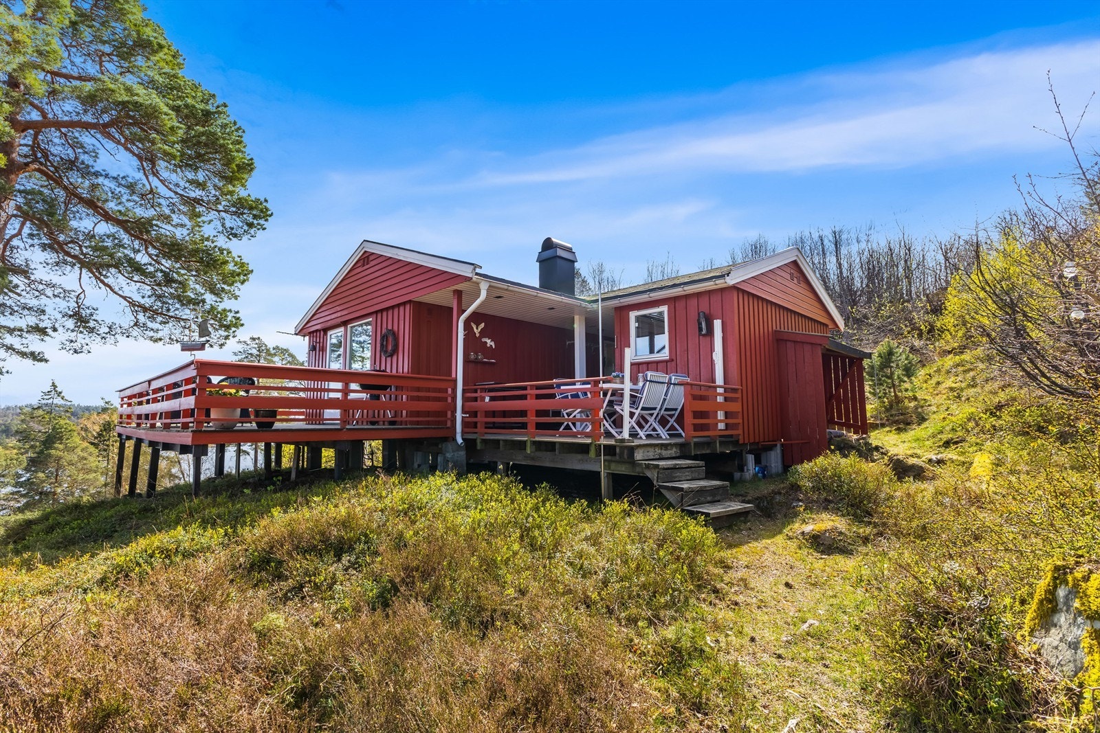 Eiendommen er omgitt av vakker naturtomt. Galleribilde