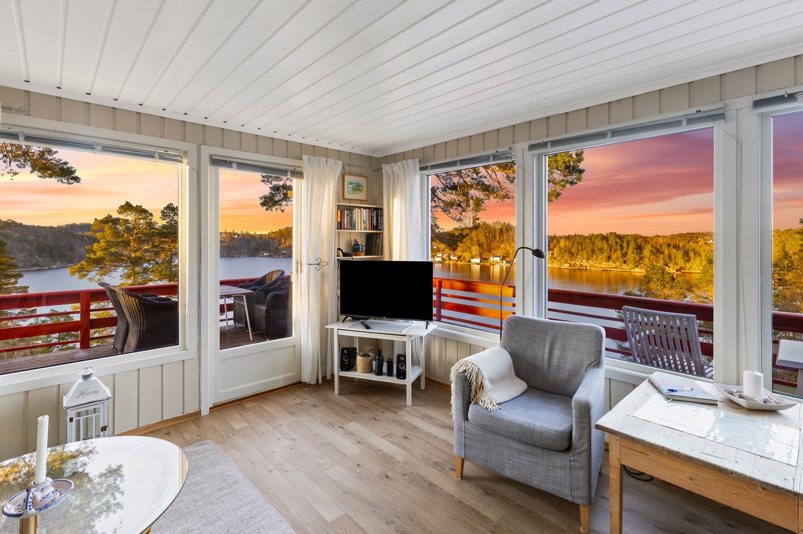 Stue med store vindusflater slipper naturen inn og fremhever den flotte utsikten. Galleribilde