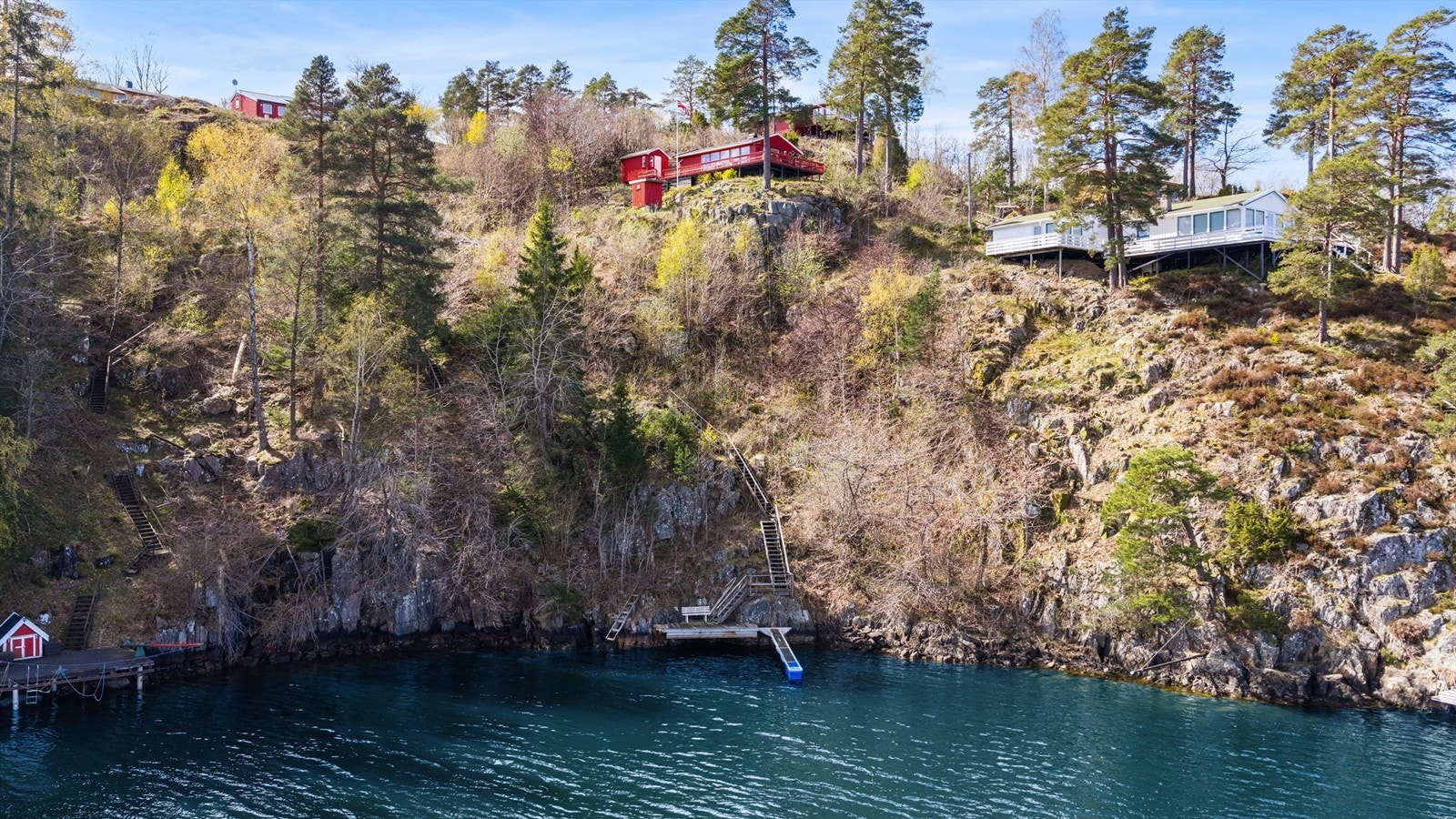 Fra eiendommen er det trapp ned til egen båtplass. Eiendommens plassering i høyden gir solrike forhold og fin utsikt. Galleribilde