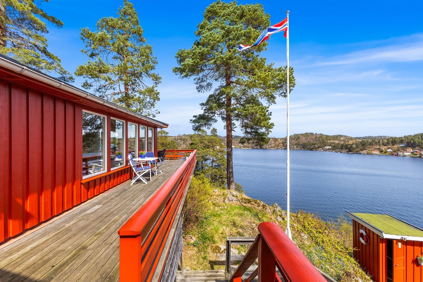 Verandaen strekker seg rundt store deler av bygget og har gode solforhold Galleribilde