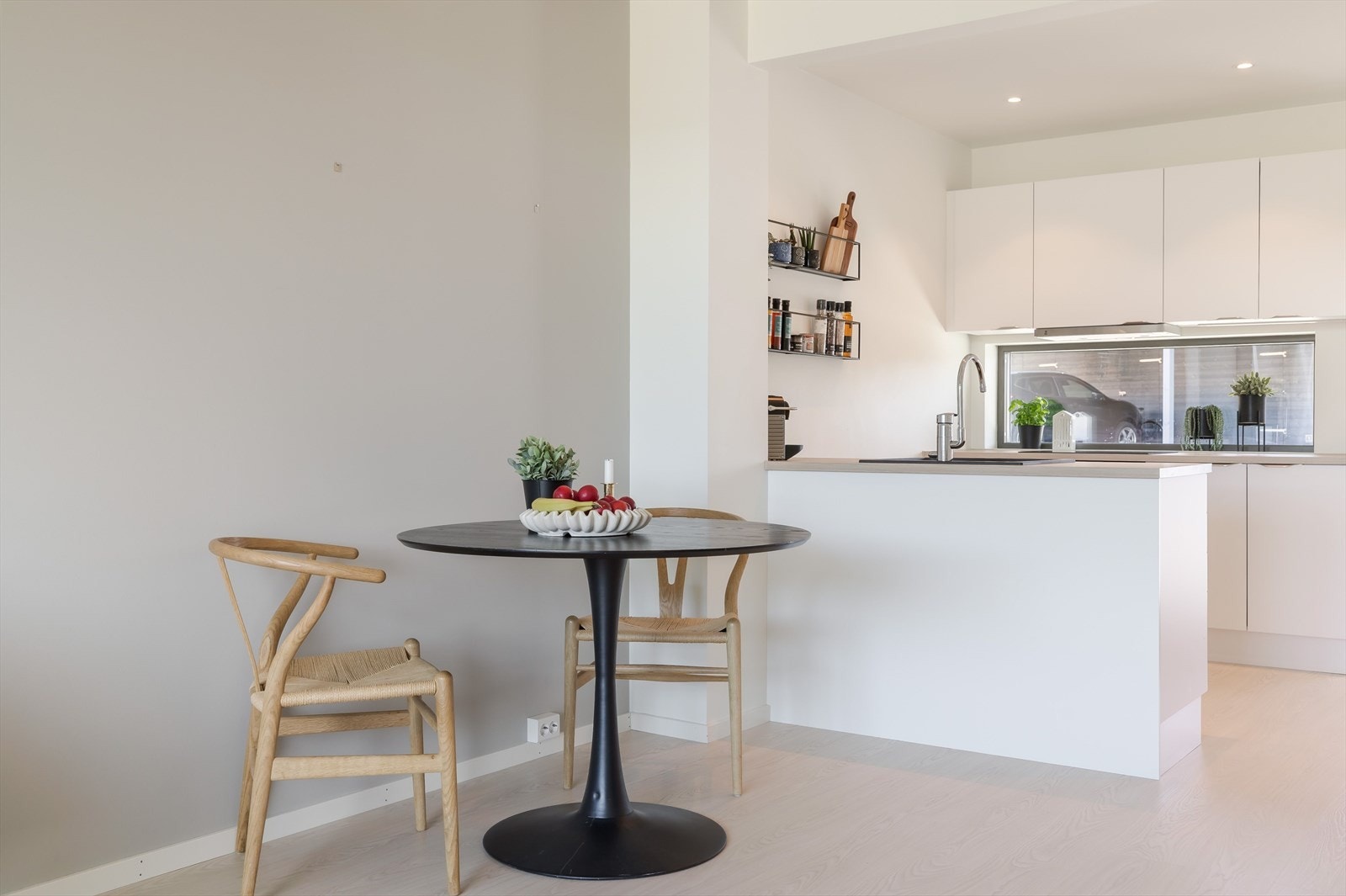 Leiligheten ble oppført i 2021 og fremstår som velholdt og moderne. Galleribilde