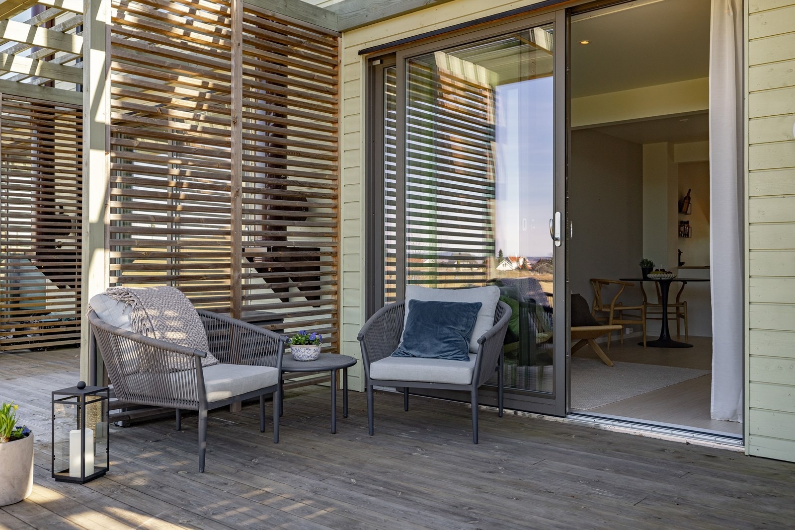 Det er utgang til terrasse via skyvedør. Galleribilde
