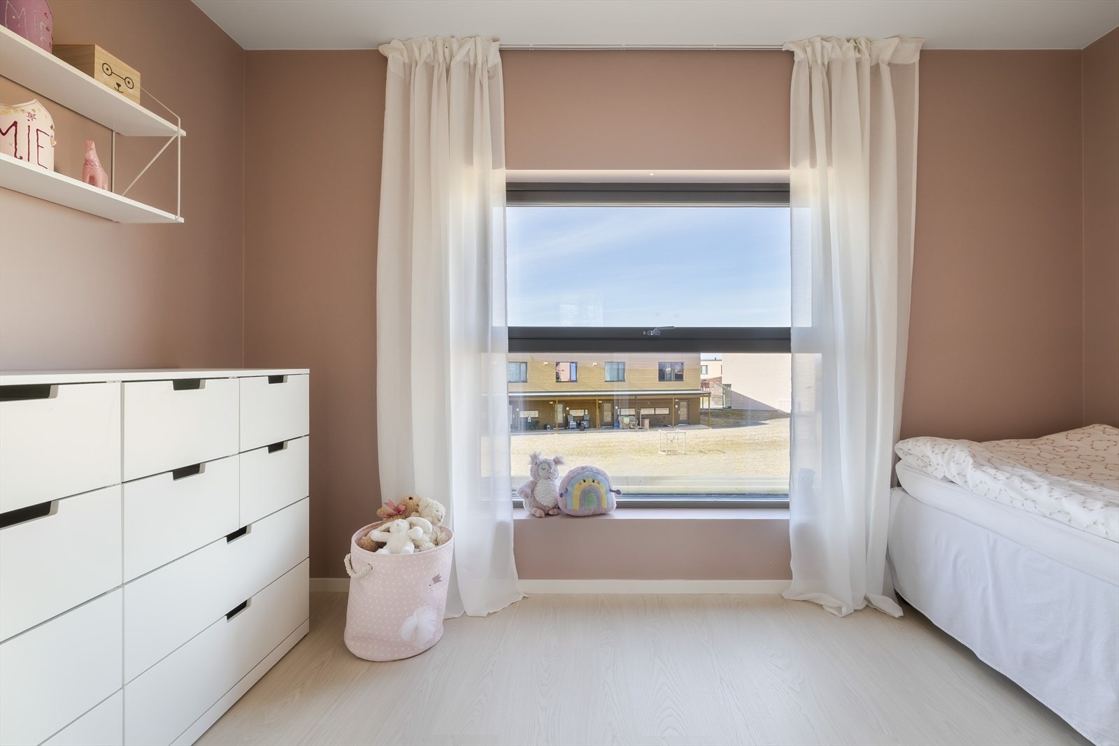 Soverom nummer to er malt i en dus rosabeige tone. Galleribilde